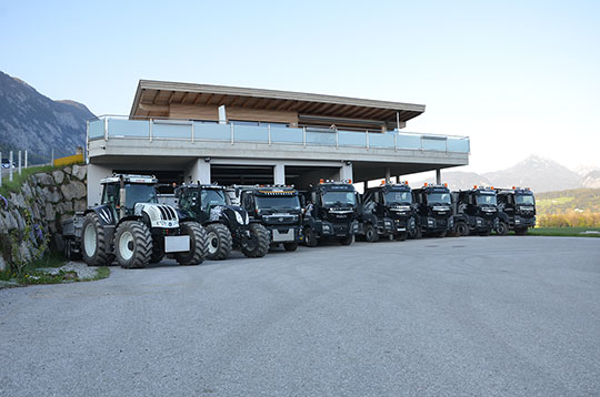 Fuhrpark der Madreiter Transport GmbH vor dem Firmengebäude