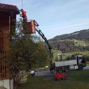 Kranarbeiten mit Personenkorb bei Madreiter Transport