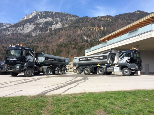 LKW und Muldenkipper des Madreiter Fuhrparks in Langkampfen